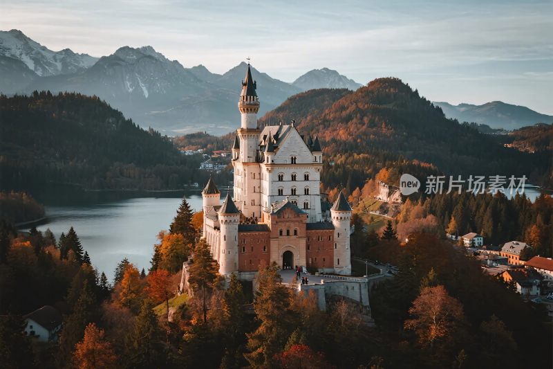 山间湖畔的梦幻城堡风景