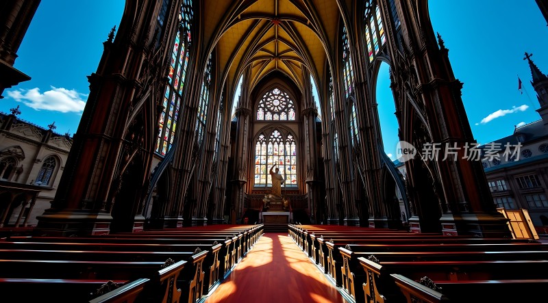 阳光下的宏伟教堂内部