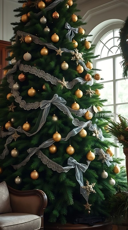 金色圣诞树温馨节日氛围