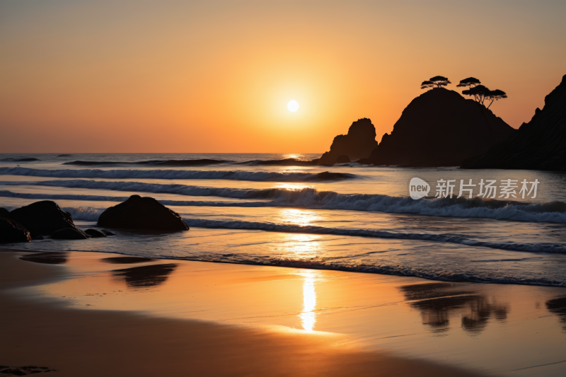 日落一个有岩石和波浪的海滩上高清风景图片