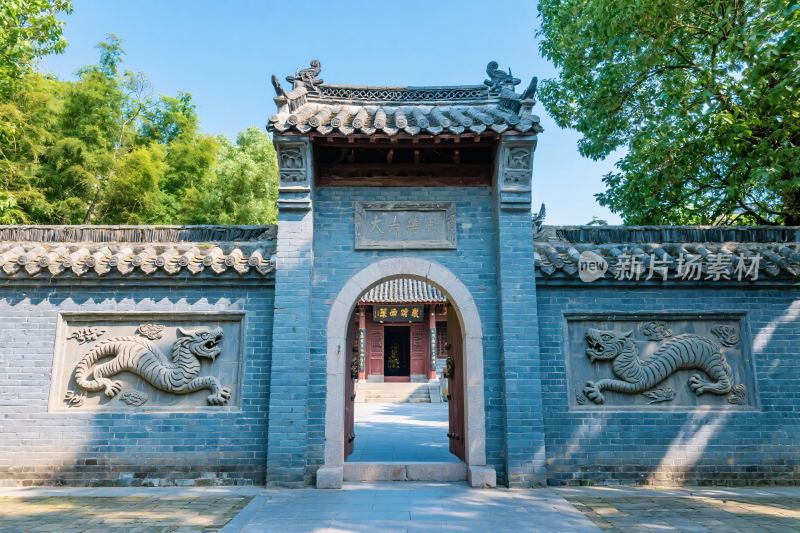 古建筑石门与浮雕