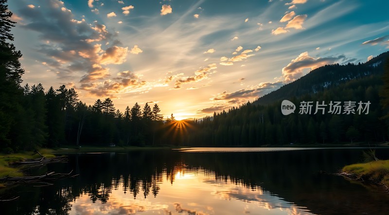 湖畔日落映山川