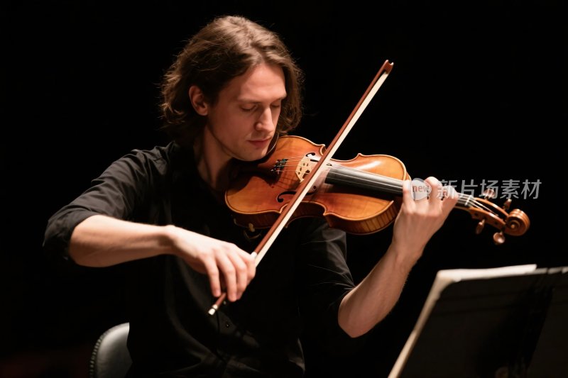 演奏小提琴的音乐家