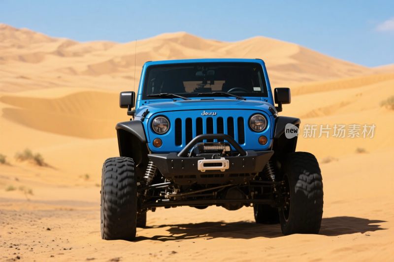 蓝色越野车驰骋沙漠