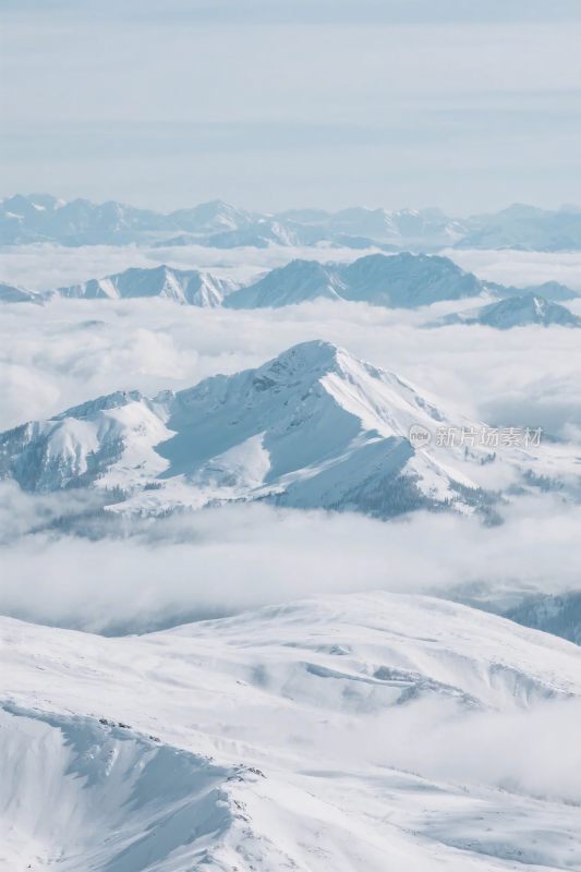 雪山云海风景图