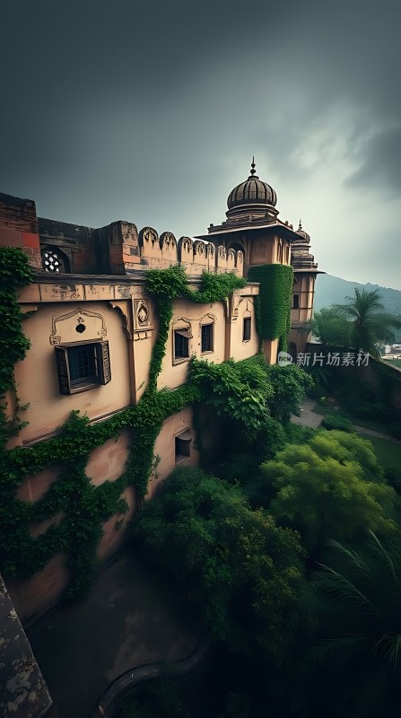 古堡绿藤缠绕神秘而宁静