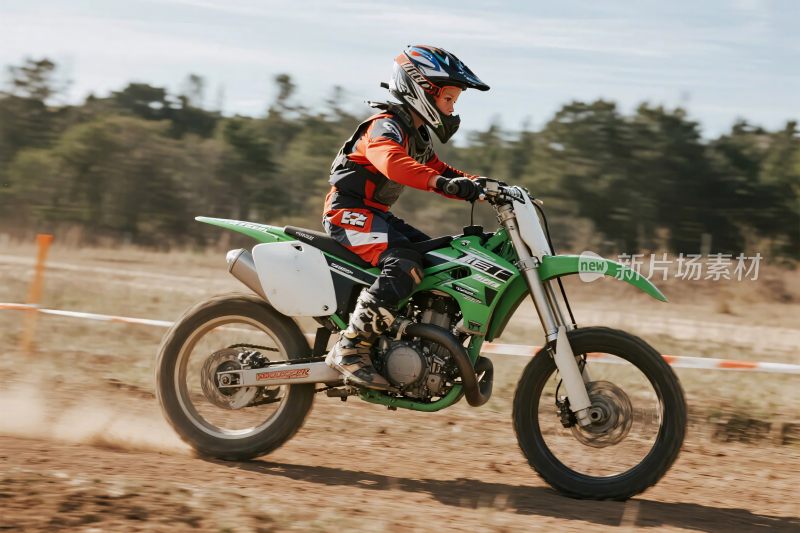 越野摩托车手驰骋赛场