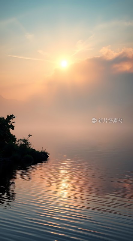 湖畔晨曦映水波