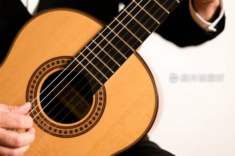 吉他演奏特写画面