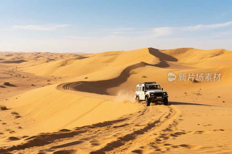 沙漠中行驶的白色越野车