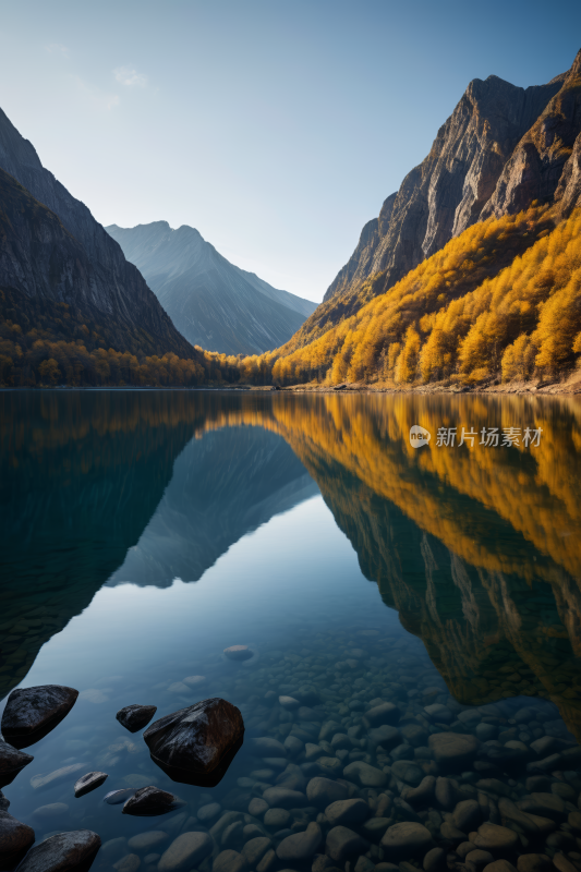 山倒映在被岩石包围的湖水中高清风景图片