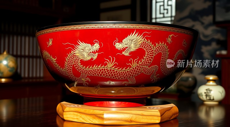 红色龙纹瓷碗