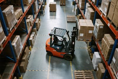 仓库叉车作业场景