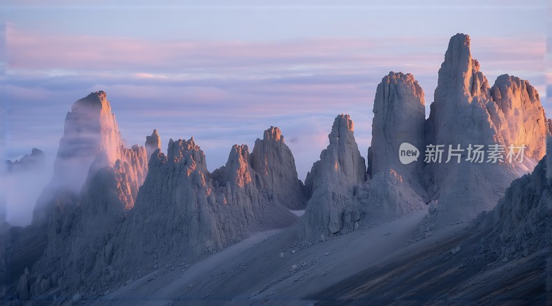 日出时分的巍峨山峰