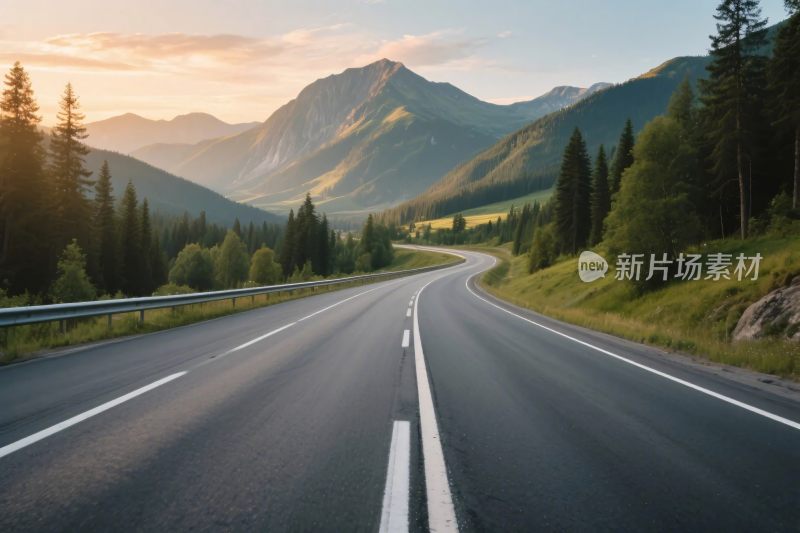 山间蜿蜒公路风景图