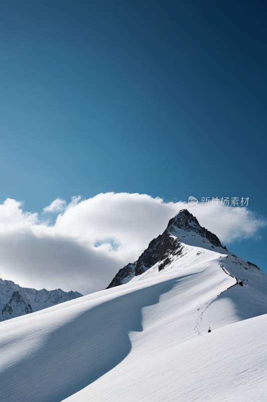 一个人在雪山上滑雪高清风景摄影图片