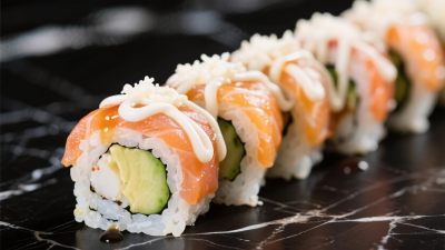 三文鱼寿司卷展示