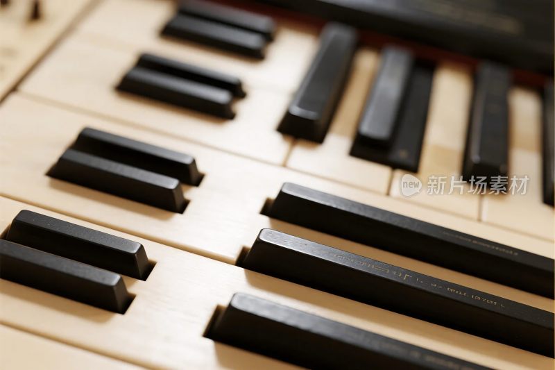 钢琴键盘特写图