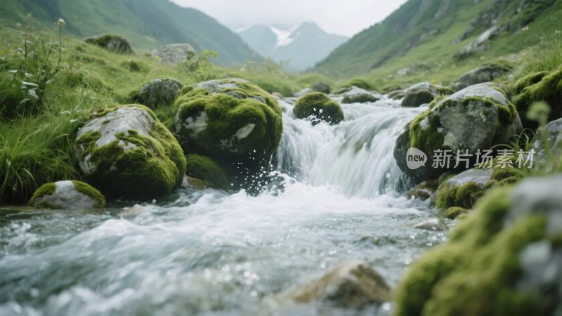 山间流淌的潺潺溪流