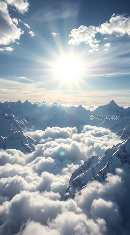 阳光下的雪山云海