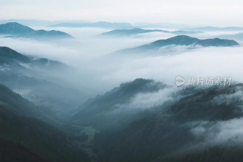 云雾山峦风景图