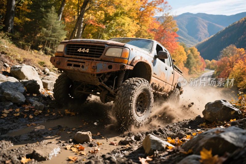 越野车在秋日泥泞山路行驶