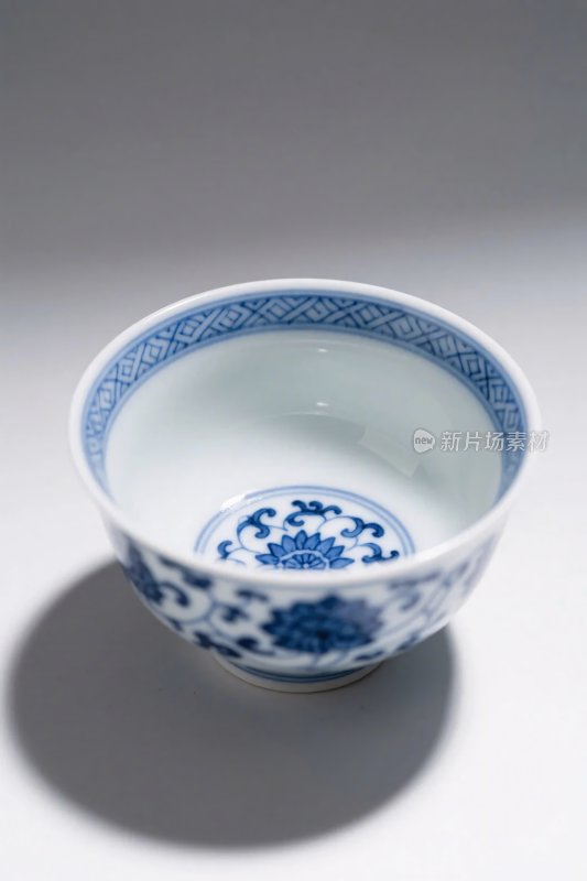 青花瓷碗照片