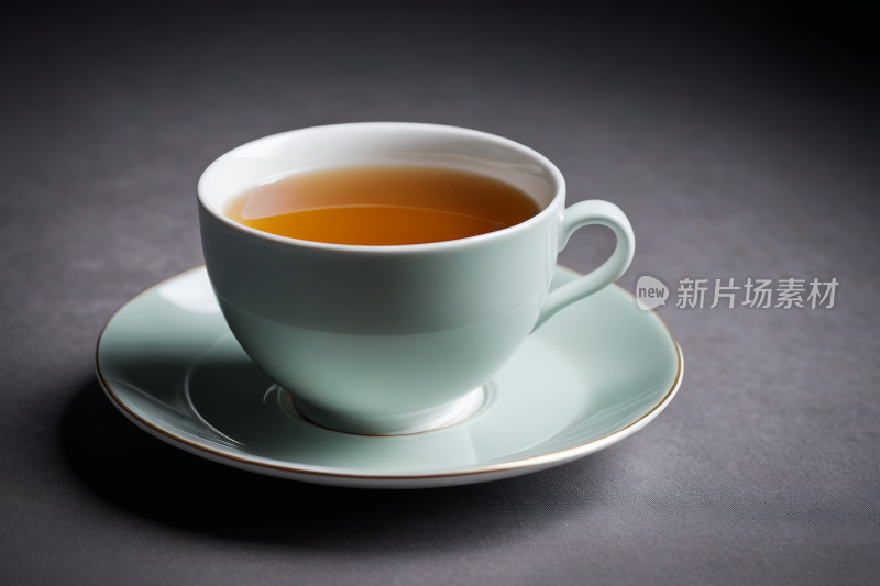 桌子上的碟子上有一杯茶