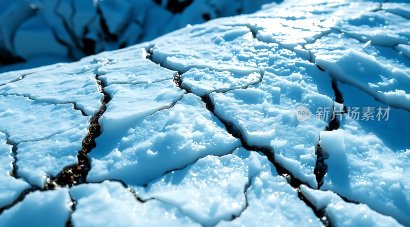 冰封大地裂缝纵横