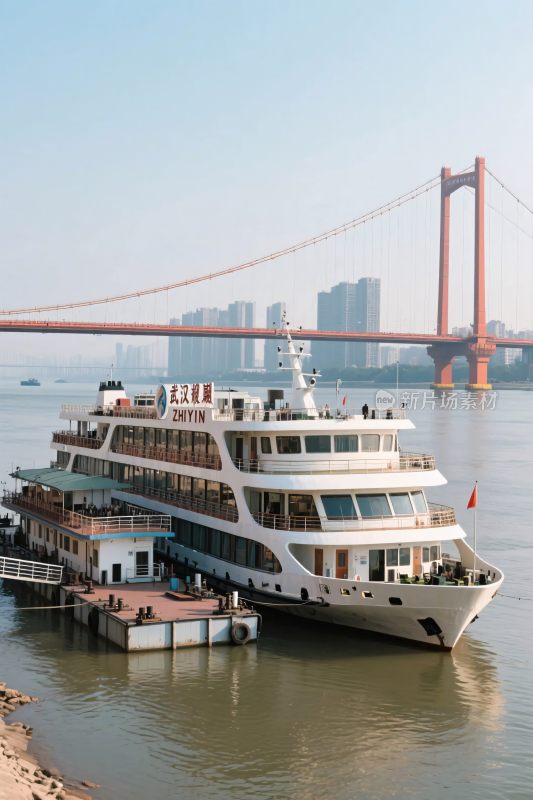 江边停泊的多层游轮与跨江大桥
