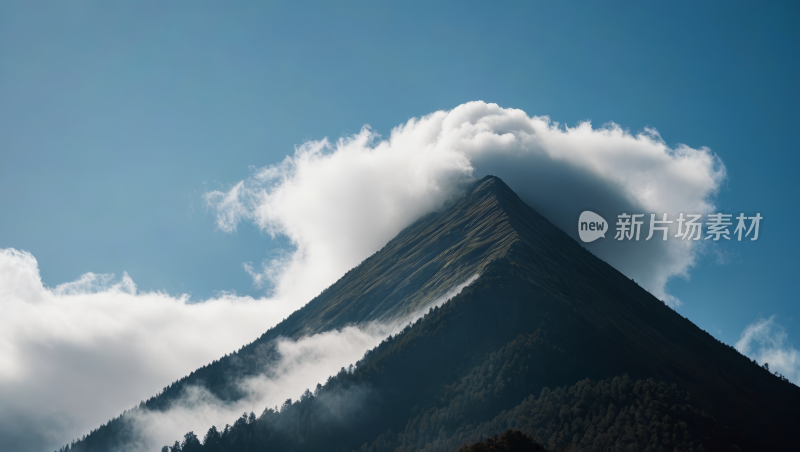 一座有云的山风景风光高清图片