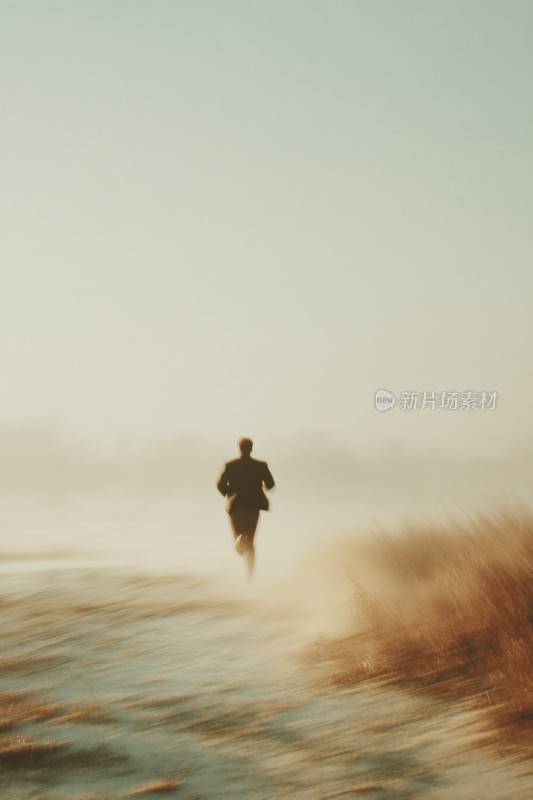 晨雾中独自跑步的身影