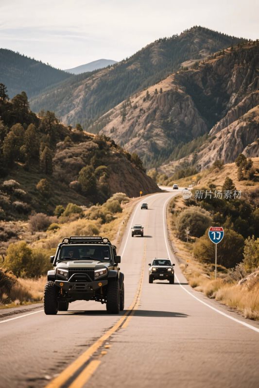 山间公路上行驶的多辆越野车