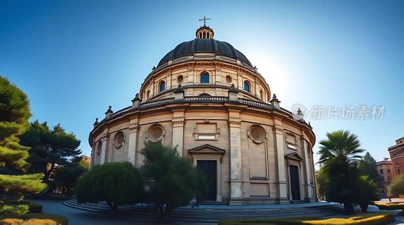 阳光下的宏伟教堂