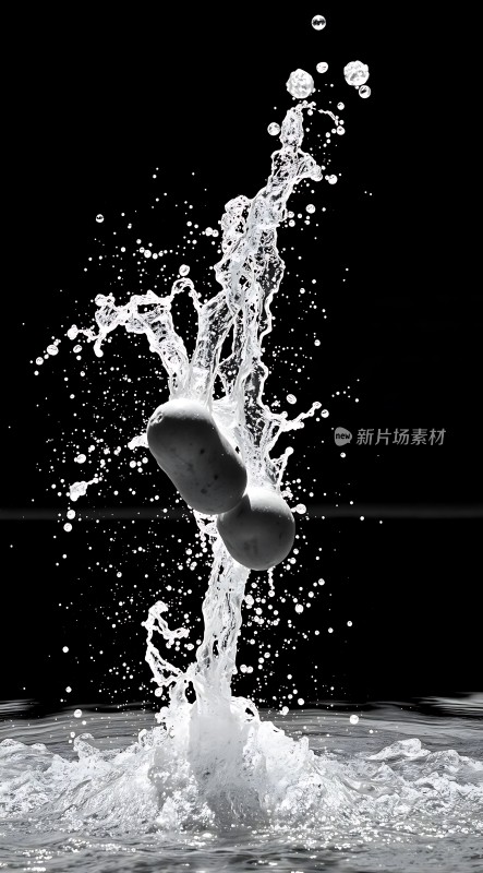 水花四溅土豆入水瞬间