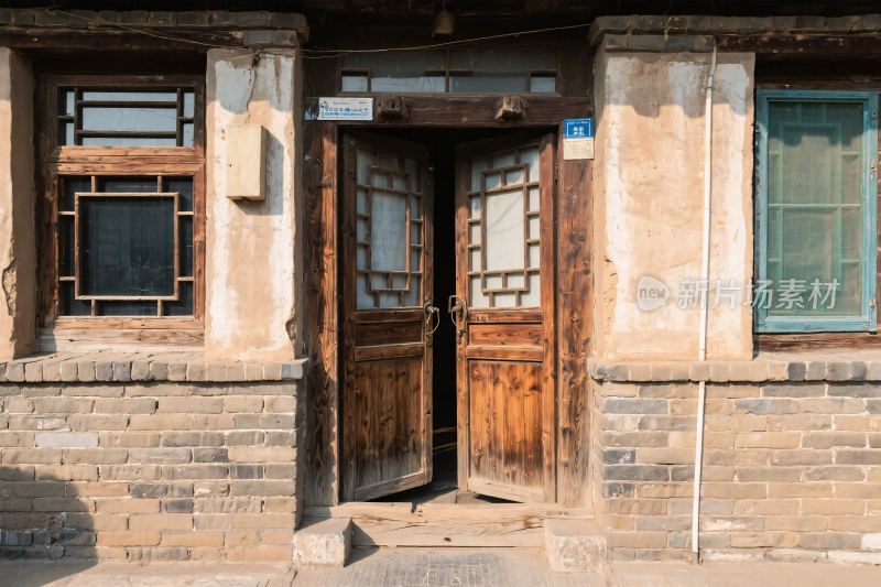 古建筑木门与砖墙