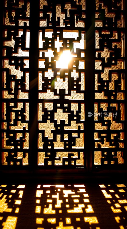 阳光透过镂空窗洒下金色光芒