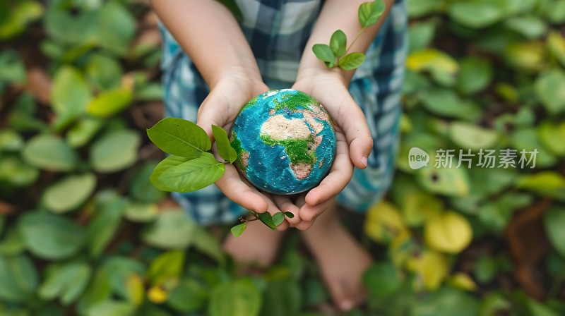 双手捧地球绿叶映衬下展现环保主题