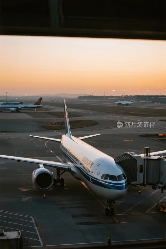 机场停机坪上的飞机