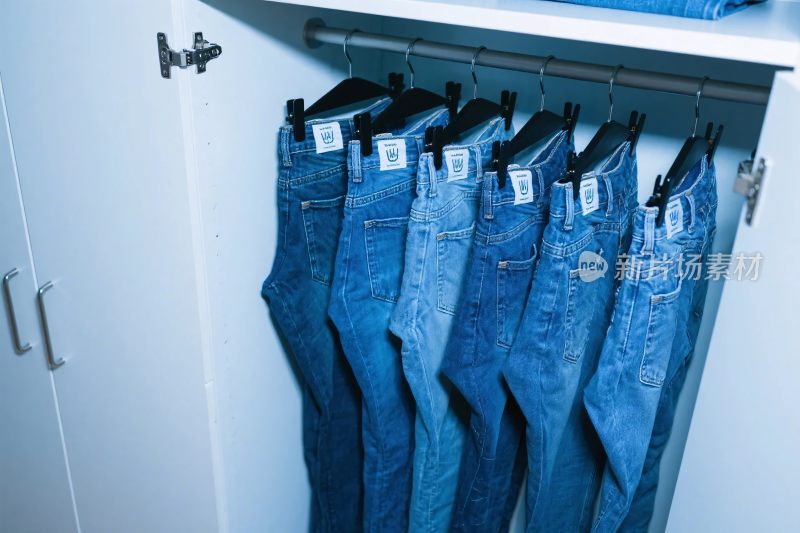 牛仔裤挂在衣柜里