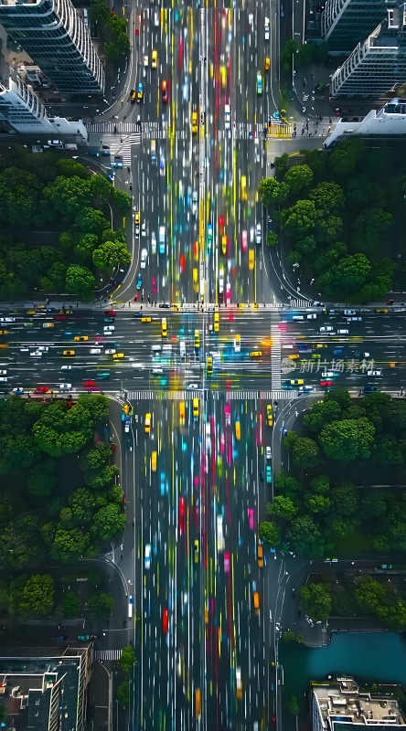 城市繁华十字路口车水马龙绿树成荫