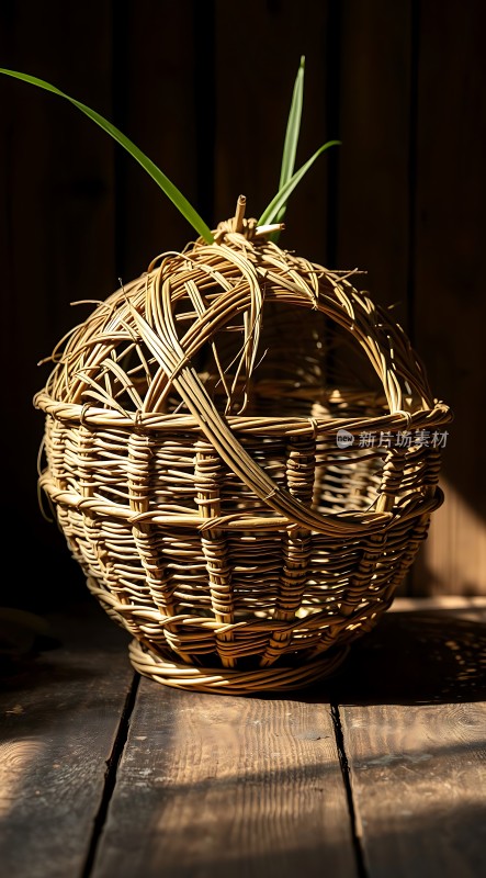 阳光下的竹编篮子