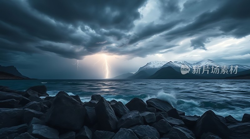 暴风雨中的闪电与海浪