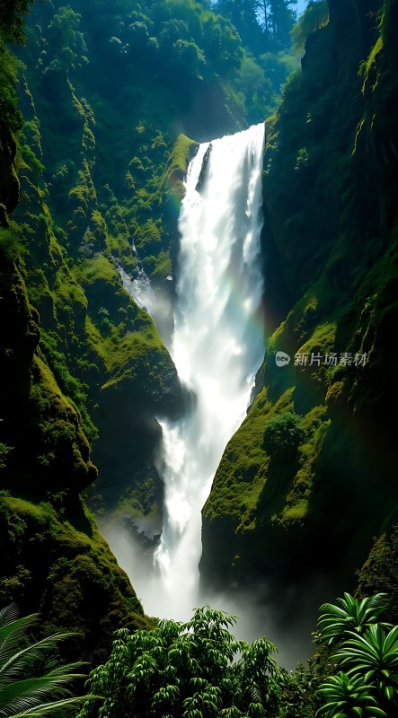 瀑布飞流直下绿意盎然自然美景令人陶醉