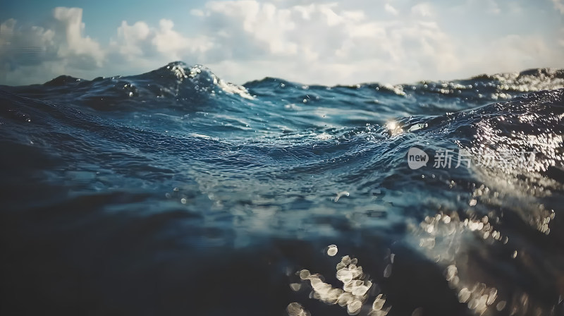 晴朗天空下宁静海浪