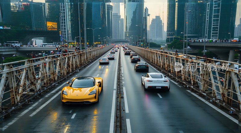 城市天际线下的黄色跑车与白色轿车在桥上飞驰