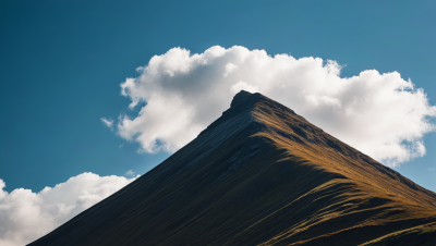 一座山山顶一座非常高山高清图片