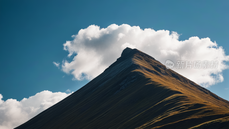 一座山山顶一座非常高山高清图片