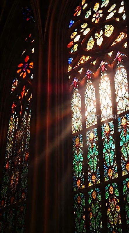 彩色玻璃窗透出的阳光
