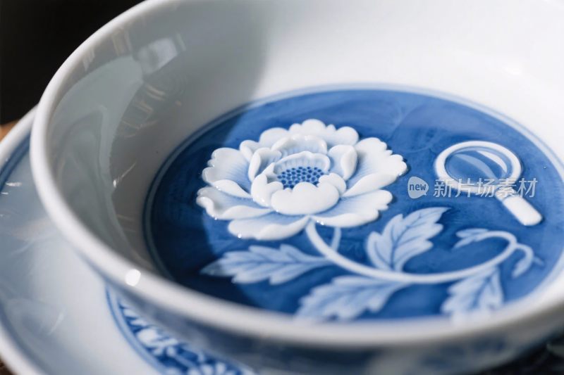 蓝花陶瓷碗特写
